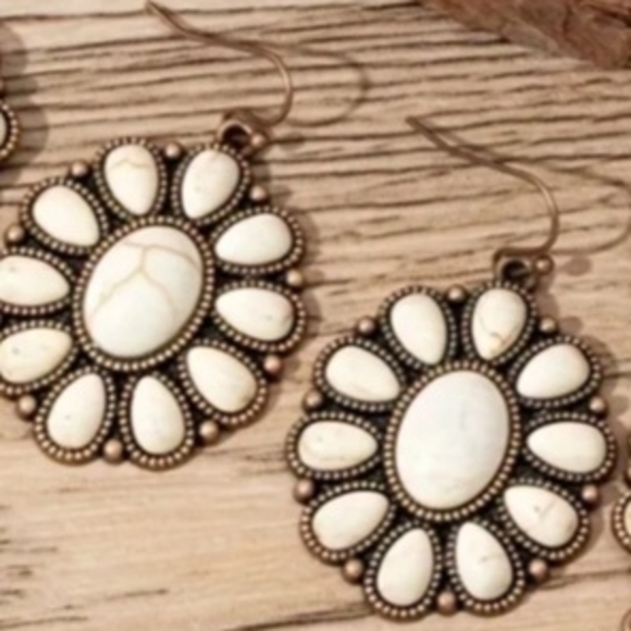 Elegant Cream Floral Necklace Earring Brass Color Squash Blossom Jewelry Set - Picture 4 of 6